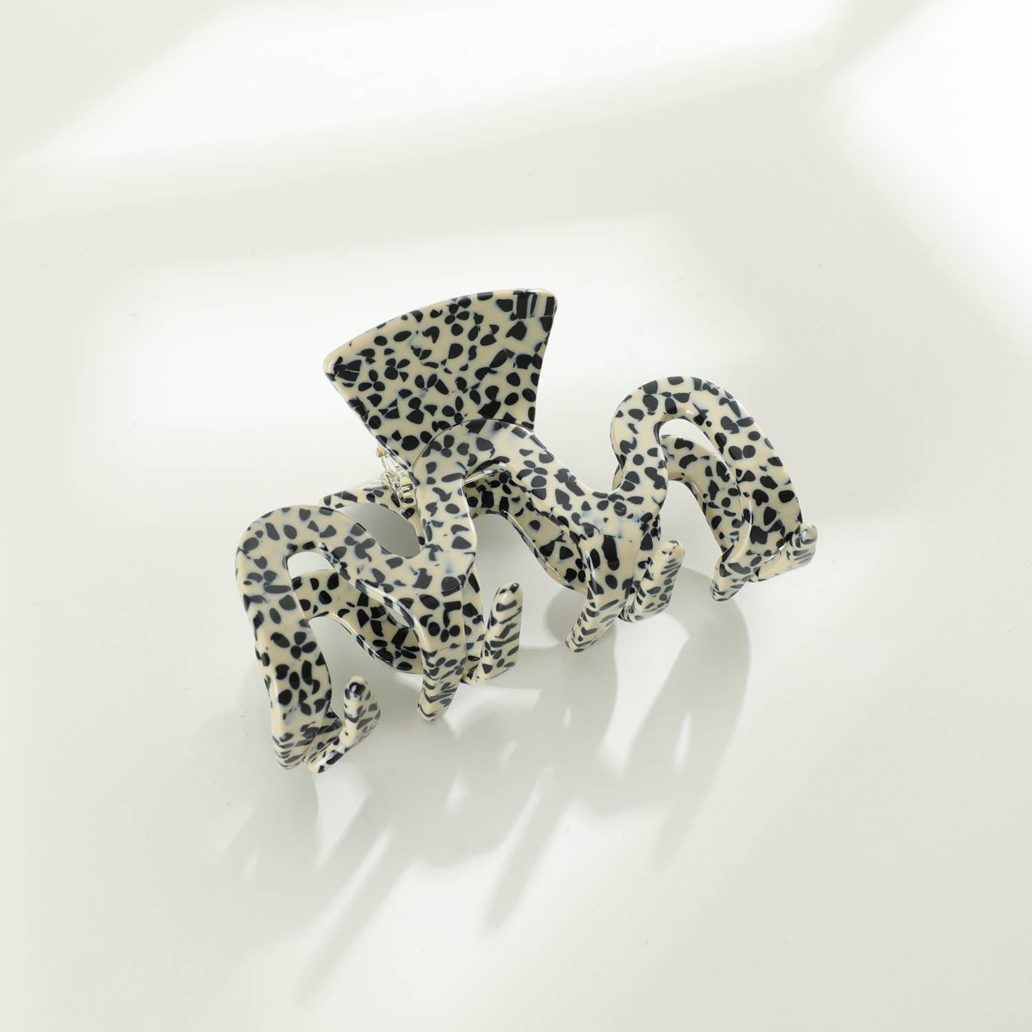 Esme Large | Classic Large Wavy Claw Clip