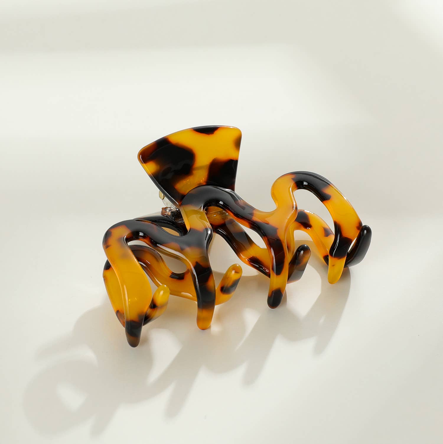 Esme Small | Classic Small Wavy Claw Clip