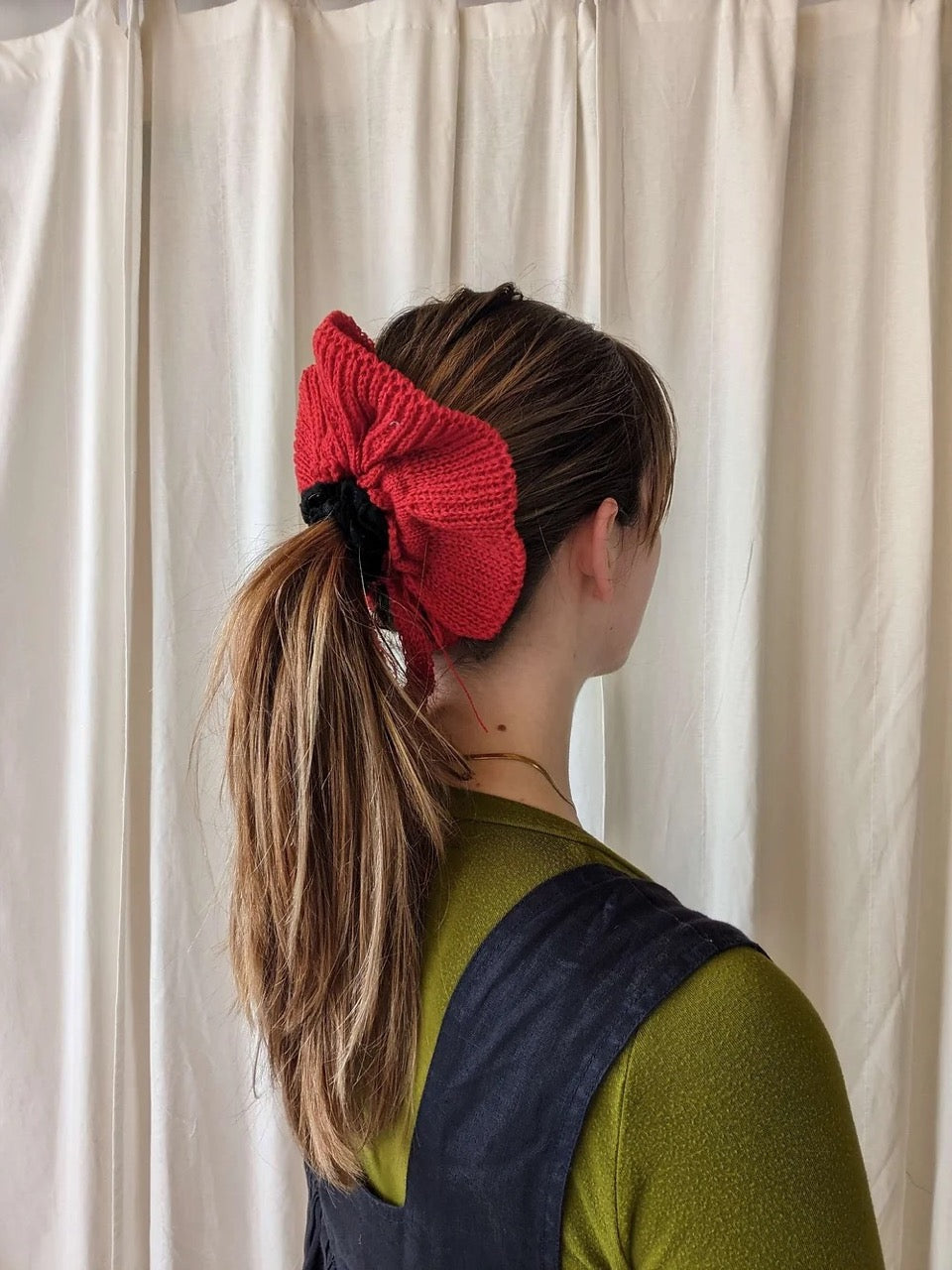 Bow Scrunchie - Scarlet