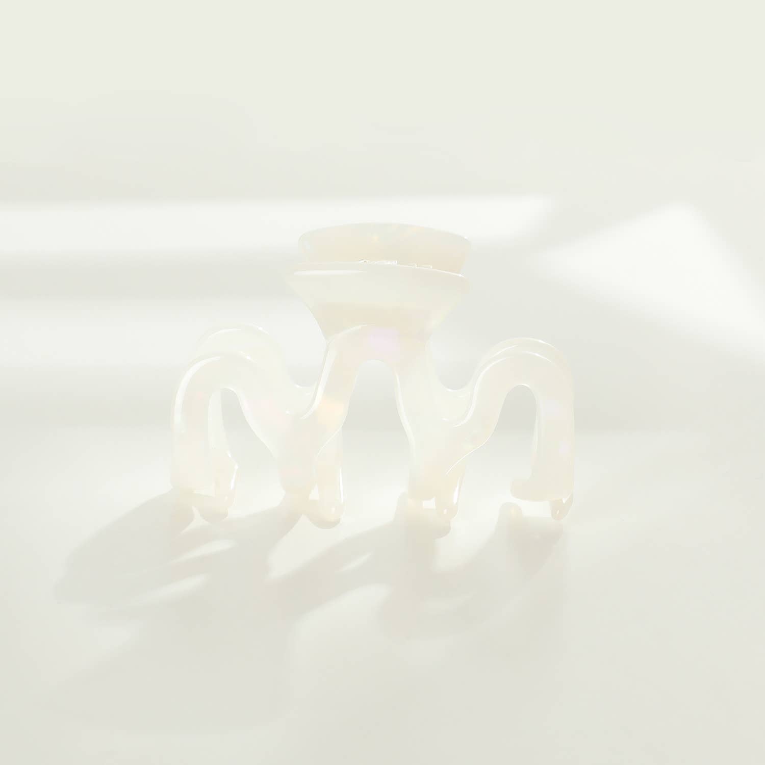 Esme Small | Classic Small Wavy Claw Clip